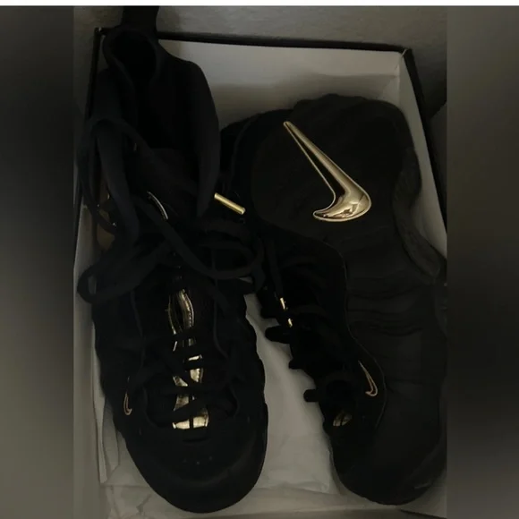 Nike Men’s Air Foamposite Black and Gold Sneakers - Picture 2 of 4